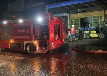 Yangında alevlerin parlama anları korkuya neden oldu