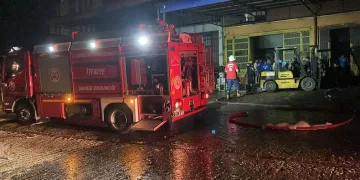 Yangında alevlerin parlama anları korkuya neden oldu