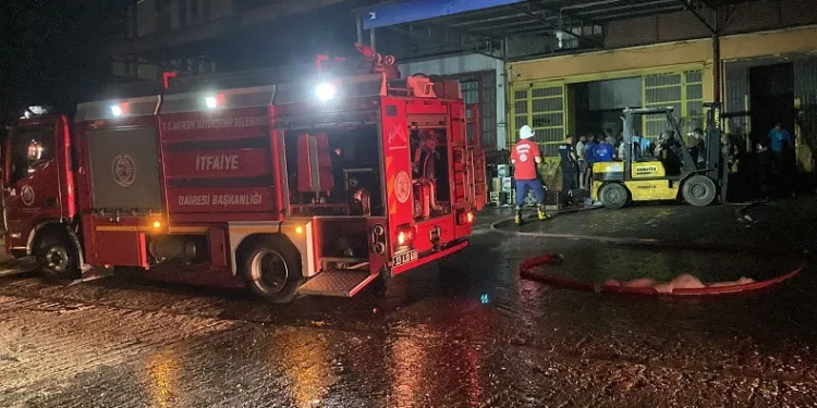 Yangında alevlerin parlama anları korkuya neden oldu