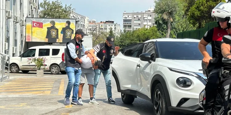 İzmir’de 2 kişiyi öldürüp 3 kişiyi yaralayan gaspçı katil tutuklandı