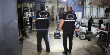 Evinde uyurken silahlı saldırıya uğradı