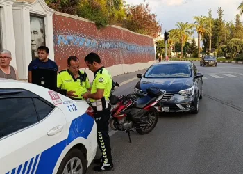 Motosiklet ile otomobil çarpıştı