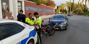 Motosiklet ile otomobil çarpıştı