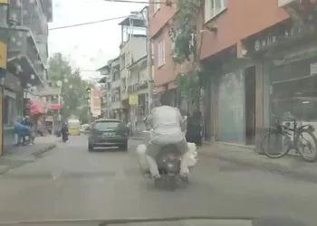 Motosiklete yüklediği eşyalarla görenleri şaşkına çevirdi