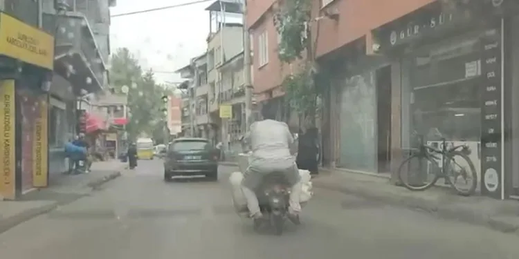 Motosiklete yüklediği eşyalarla görenleri şaşkına çevirdi