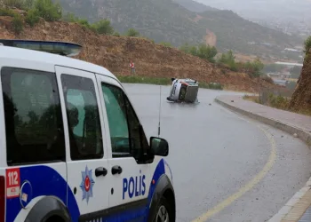 Virajı alamayan otomobil yan yattı