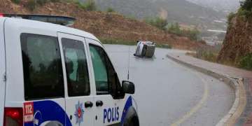 Virajı alamayan otomobil yan yattı