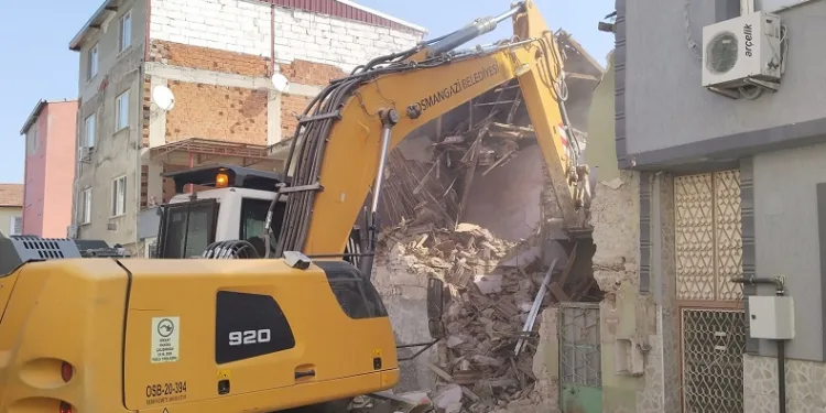Osmangazi’de metruk bina temizliği