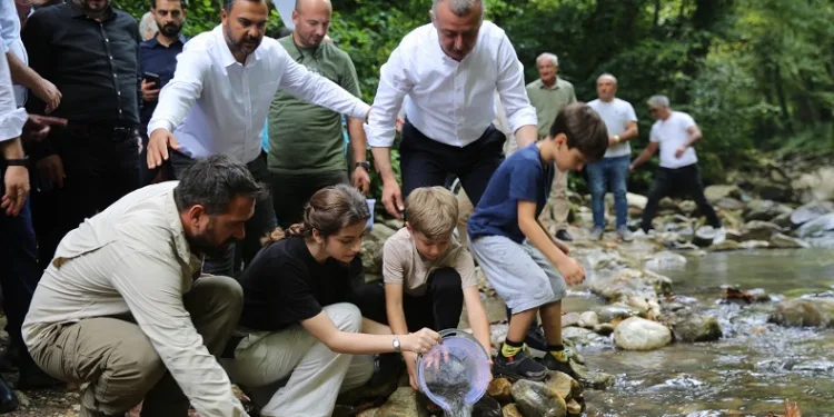 8 bin kırmızı benekli alabalık doğaya salındı