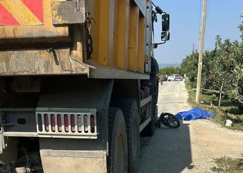 Hafriyat kamyonun çarptığı motosiklet sürücüsü hayatını kaybetti