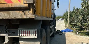 Hafriyat kamyonun çarptığı motosiklet sürücüsü hayatını kaybetti