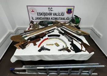 Evlerinin bahçesinde kaçak kazı yaparken suçüstü yakalandılar