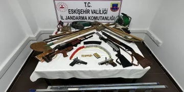 Evlerinin bahçesinde kaçak kazı yaparken suçüstü yakalandılar