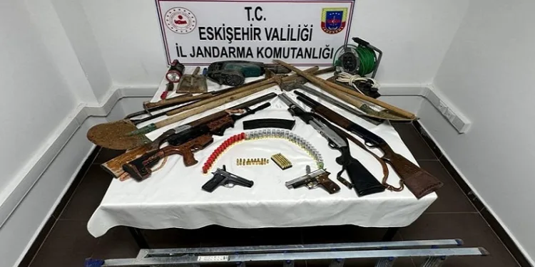 Evlerinin bahçesinde kaçak kazı yaparken suçüstü yakalandılar