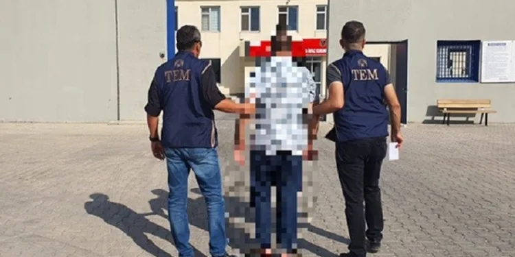 Yurt dışına kaçmaya çalışan FETÖ firarisini polis yakaladı