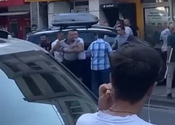 İşlemi yapılmayınca bankanın önüne otomobilini çekti