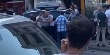 İşlemi yapılmayınca bankanın önüne otomobilini çekti