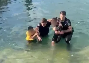 Süs havuzuna düşen 3 çocuk polis ekiplerince kurtarıldı