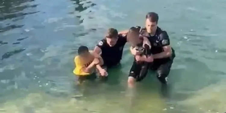 Süs havuzuna düşen 3 çocuk polis ekiplerince kurtarıldı