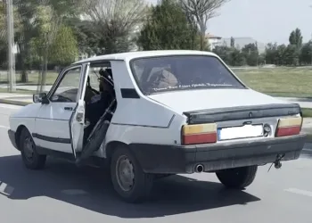 Otomobile motor yükledi, kapısı açık trafikte seyretti