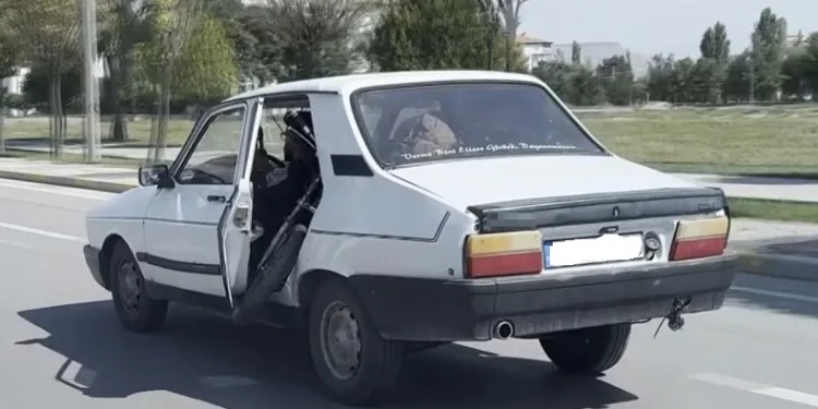 Otomobile motor yükledi, kapısı açık trafikte seyretti