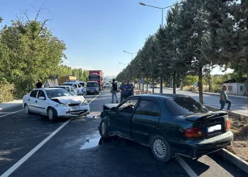 Zincirleme trafik kazası: 3 yaralı