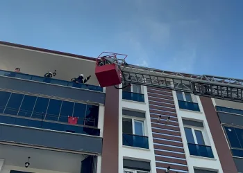 Apartman dairesinde korkutan yangın