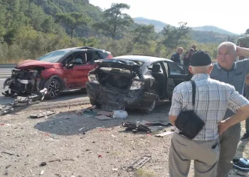 Otomobil park halindeki araçlara çarptı