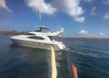 Lüks yatla düzensiz göçmenleri turist kimliğiyle kaçırırken yakalandılar