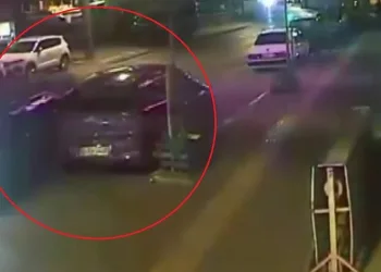 Bursa’da gece park ettiği otomobilini, sabah hasarlı buldu