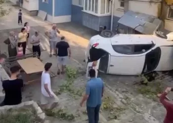 Bursa’da kontrolden çıkan otomobil sitenin bahçesine uçtu