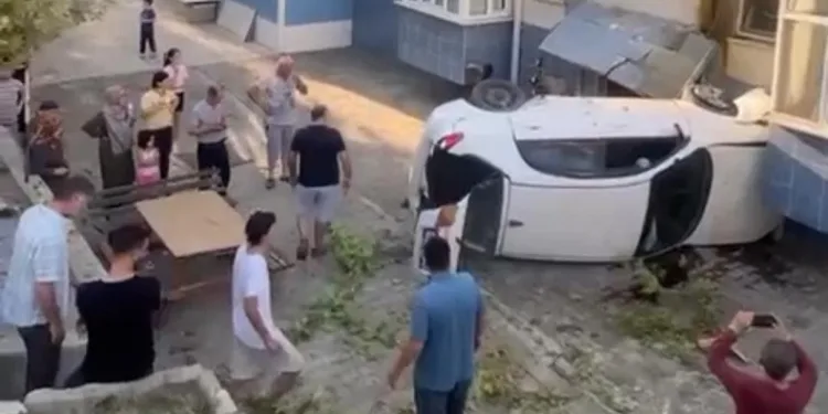 Bursa’da kontrolden çıkan otomobil sitenin bahçesine uçtu