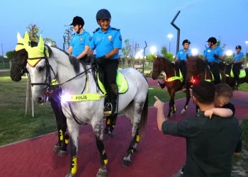 Devriye gezen atlı polislere vatandaşlardan ilgi