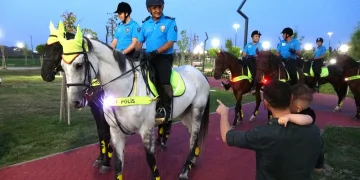 Devriye gezen atlı polislere vatandaşlardan ilgi