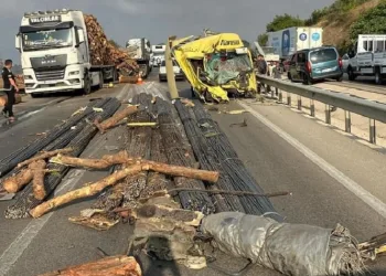 Bursa’da bir tır, tomruk yüklü tıra çarptı