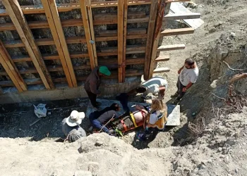Manevra yapan elektrikli motosiklet köprü inşaatına düştü: 1 yaralı
