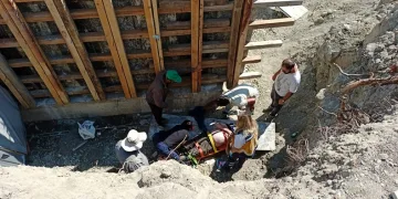 Manevra yapan elektrikli motosiklet köprü inşaatına düştü: 1 yaralı
