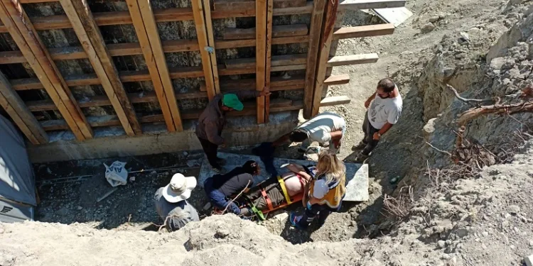 Manevra yapan elektrikli motosiklet köprü inşaatına düştü: 1 yaralı