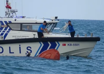 Alabora olan bottaki 4 kişi boğulmaktan son anda kurtuldu