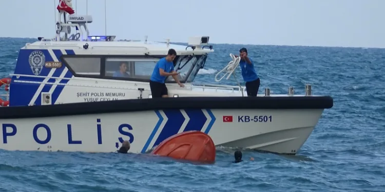 Alabora olan bottaki 4 kişi boğulmaktan son anda kurtuldu