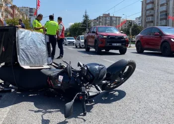 Kamyonetle motosiklet çarpıştı: 1 ağır yaralı