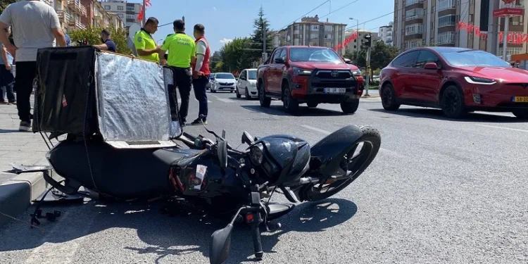 Kamyonetle motosiklet çarpıştı: 1 ağır yaralı