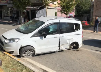 Ambulans ile hafif ticari araç çarpıştı