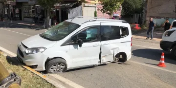 Ambulans ile hafif ticari araç çarpıştı