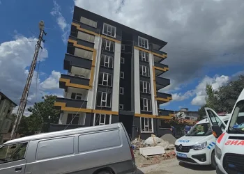 Asansör boşluğuna düşen işçi hayat mücadelesi veriyor