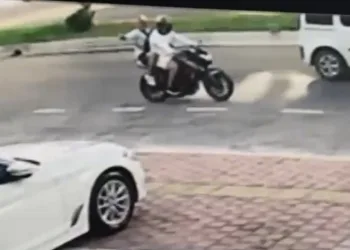 Kaskla kendilerini kamufle edip iş yerine kurşun yağdırdılar