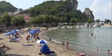 Rus turistler sahile akın etti