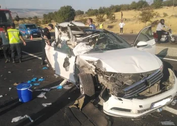 Kamyona çarpan otomobil hurdaya döndü
