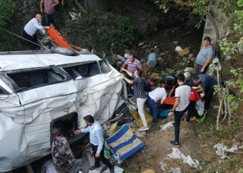 Fındık işçilerini taşıyan minibüs devrildi