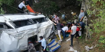 Fındık işçilerini taşıyan minibüs devrildi